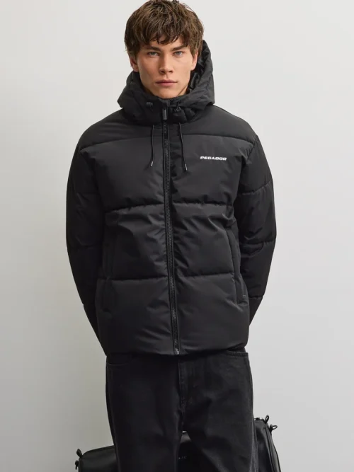 Το Pegador Bertinoro Hooded Puffer Jacket συνδυάζει μοντέρνα streetwear αισθητική με πρακτικό σχεδιασμό για τις κρύες ημέρες. Η oversized γραμμή προσφέρει άνετη εφαρμογή, ενώ οι χαμηλωμένοι ώμοι δημιουργούν relaxed look.