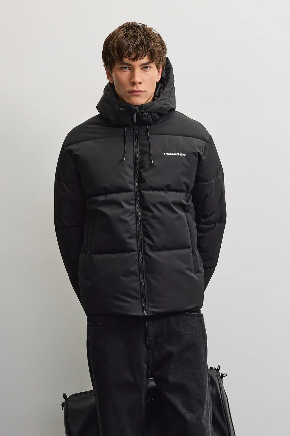 Το Pegador Bertinoro Hooded Puffer Jacket συνδυάζει μοντέρνα streetwear αισθητική με πρακτικό σχεδιασμό για τις κρύες ημέρες. Η oversized γραμμή προσφέρει άνετη εφαρμογή, ενώ οι χαμηλωμένοι ώμοι δημιουργούν relaxed look.