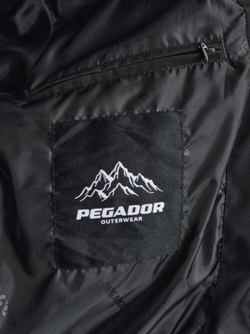 Το Pegador Bertinoro Hooded Puffer Jacket συνδυάζει μοντέρνα streetwear αισθητική με πρακτικό σχεδιασμό για τις κρύες ημέρες. Η oversized γραμμή προσφέρει άνετη εφαρμογή, ενώ οι χαμηλωμένοι ώμοι δημιουργούν relaxed look.