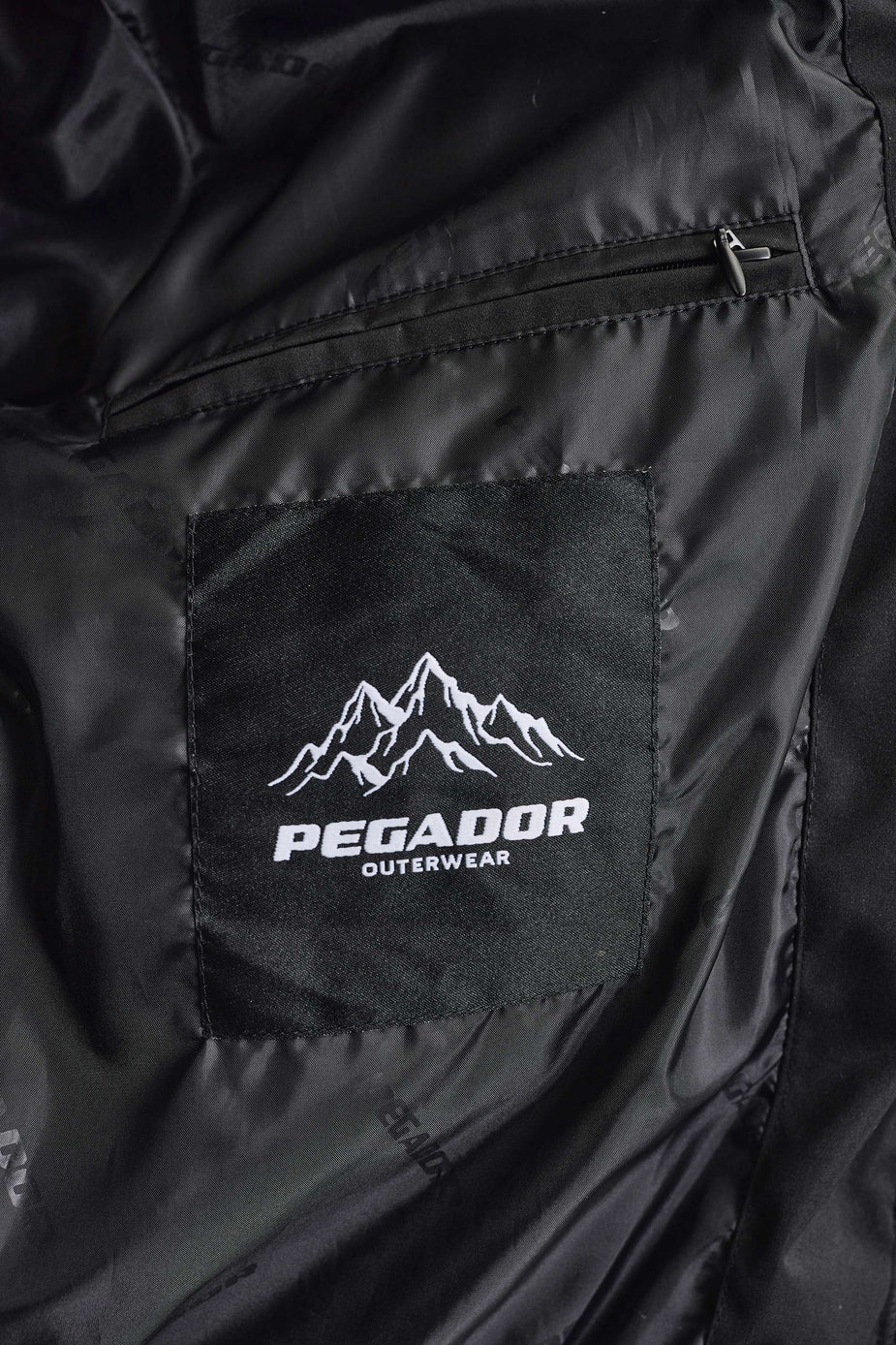 Το Pegador Bertinoro Hooded Puffer Jacket συνδυάζει μοντέρνα streetwear αισθητική με πρακτικό σχεδιασμό για τις κρύες ημέρες. Η oversized γραμμή προσφέρει άνετη εφαρμογή, ενώ οι χαμηλωμένοι ώμοι δημιουργούν relaxed look.