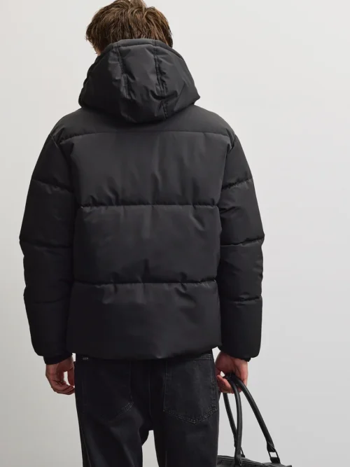 Το Pegador Bertinoro Hooded Puffer Jacket συνδυάζει μοντέρνα streetwear αισθητική με πρακτικό σχεδιασμό για τις κρύες ημέρες. Η oversized γραμμή προσφέρει άνετη εφαρμογή, ενώ οι χαμηλωμένοι ώμοι δημιουργούν relaxed look.