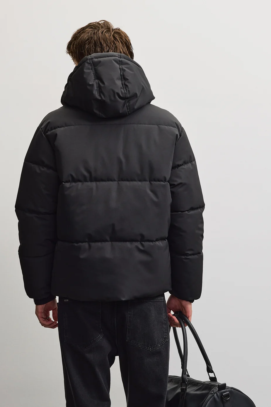 Το Pegador Bertinoro Hooded Puffer Jacket συνδυάζει μοντέρνα streetwear αισθητική με πρακτικό σχεδιασμό για τις κρύες ημέρες. Η oversized γραμμή προσφέρει άνετη εφαρμογή, ενώ οι χαμηλωμένοι ώμοι δημιουργούν relaxed look.
