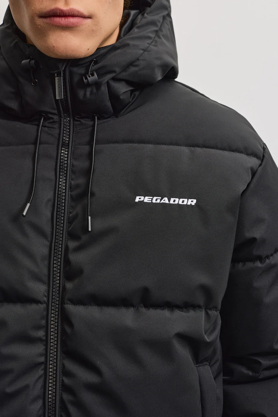 Το Pegador Bertinoro Hooded Puffer Jacket συνδυάζει μοντέρνα streetwear αισθητική με πρακτικό σχεδιασμό για τις κρύες ημέρες. Η oversized γραμμή προσφέρει άνετη εφαρμογή, ενώ οι χαμηλωμένοι ώμοι δημιουργούν relaxed look.