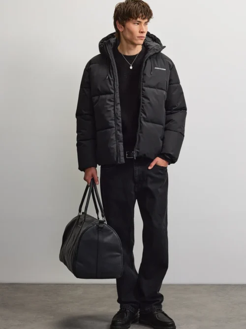 Το Pegador Bertinoro Hooded Puffer Jacket συνδυάζει μοντέρνα streetwear αισθητική με πρακτικό σχεδιασμό για τις κρύες ημέρες. Η oversized γραμμή προσφέρει άνετη εφαρμογή, ενώ οι χαμηλωμένοι ώμοι δημιουργούν relaxed look.