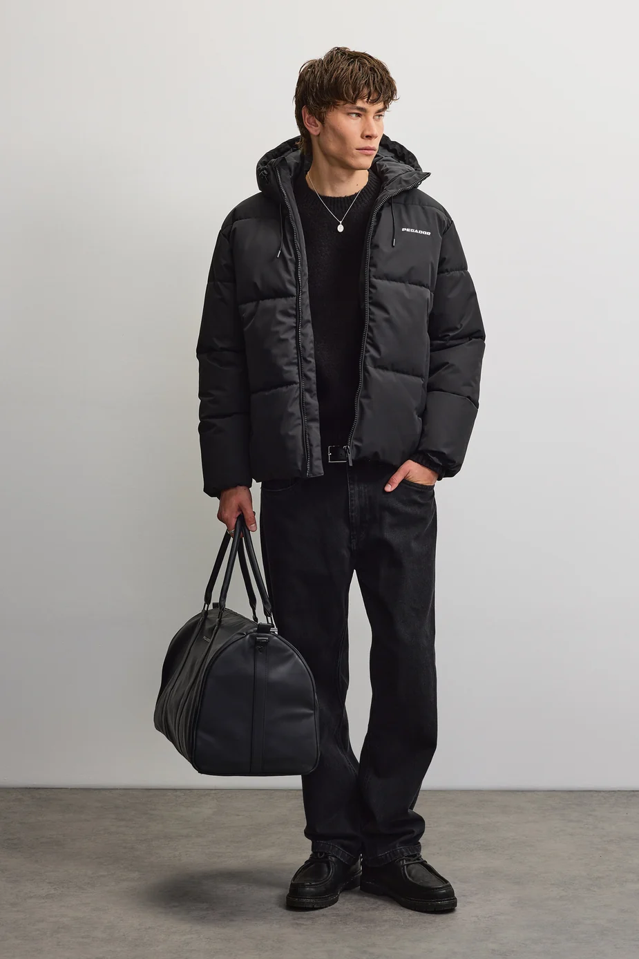 Το Pegador Bertinoro Hooded Puffer Jacket συνδυάζει μοντέρνα streetwear αισθητική με πρακτικό σχεδιασμό για τις κρύες ημέρες. Η oversized γραμμή προσφέρει άνετη εφαρμογή, ενώ οι χαμηλωμένοι ώμοι δημιουργούν relaxed look.