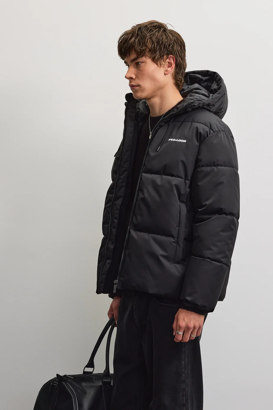 Το Pegador Bertinoro Hooded Puffer Jacket συνδυάζει μοντέρνα streetwear αισθητική με πρακτικό σχεδιασμό για τις κρύες ημέρες. Η oversized γραμμή προσφέρει άνετη εφαρμογή, ενώ οι χαμηλωμένοι ώμοι δημιουργούν relaxed look.