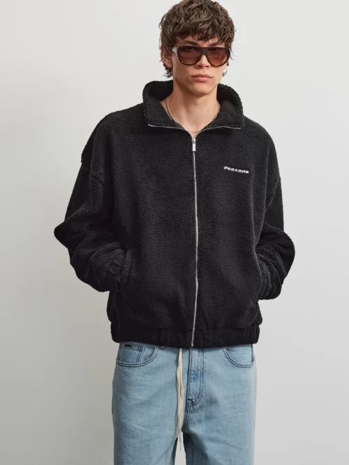 Το Alto Teddy Jacket της PEGADOR σε μαύρο χρώμα συνδυάζει τη μοντέρνα streetwear αισθητική με την άνεση και τη ζεστασιά.
