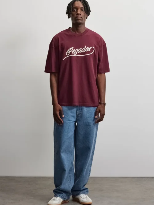 Το Pegador Bocairent Oversized Tee συνδυάζει άνεση και σύγχρονο streetwear στυλ. Η oversized γραμμή προσφέρει χαλαρή εφαρμογή, ενώ οι χαμηλωμένοι ώμοι ενισχύουν τη relaxed αισθητική του T-shirt.