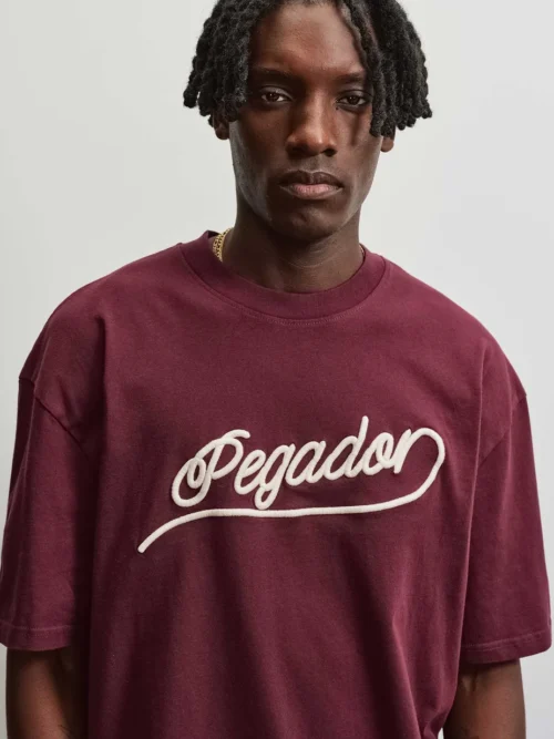 Το Pegador Bocairent Oversized Tee συνδυάζει άνεση και σύγχρονο streetwear στυλ. Η oversized γραμμή προσφέρει χαλαρή εφαρμογή, ενώ οι χαμηλωμένοι ώμοι ενισχύουν τη relaxed αισθητική του T-shirt.