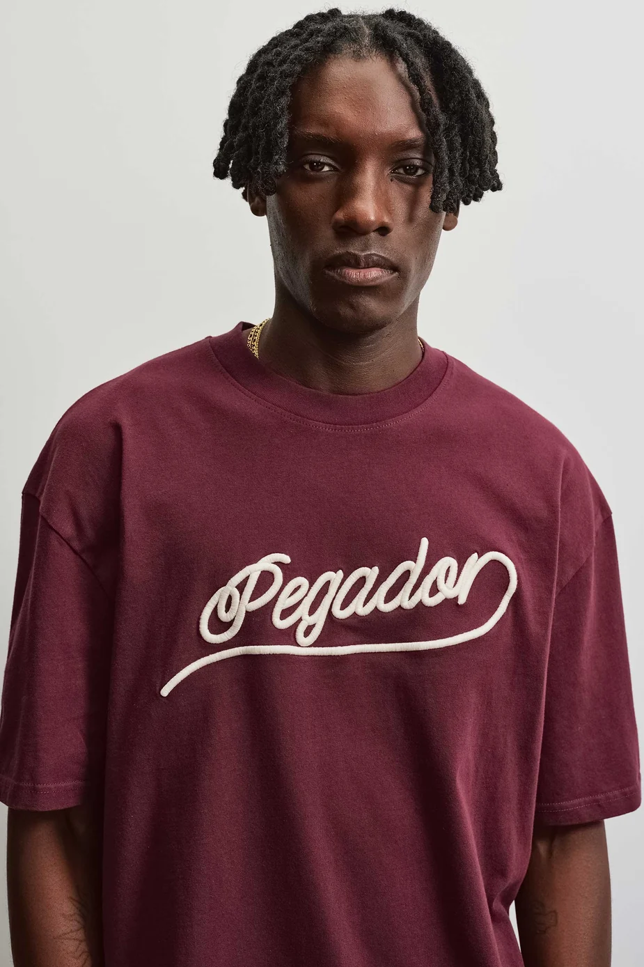 Το Pegador Bocairent Oversized Tee συνδυάζει άνεση και σύγχρονο streetwear στυλ. Η oversized γραμμή προσφέρει χαλαρή εφαρμογή, ενώ οι χαμηλωμένοι ώμοι ενισχύουν τη relaxed αισθητική του T-shirt.