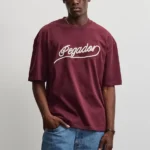 Το Pegador Bocairent Oversized Tee συνδυάζει άνεση και σύγχρονο streetwear στυλ. Η oversized γραμμή προσφέρει χαλαρή εφαρμογή, ενώ οι χαμηλωμένοι ώμοι ενισχύουν τη relaxed αισθητική του T-shirt.
