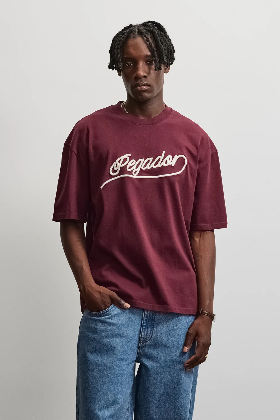 Το Pegador Bocairent Oversized Tee συνδυάζει άνεση και σύγχρονο streetwear στυλ. Η oversized γραμμή προσφέρει χαλαρή εφαρμογή, ενώ οι χαμηλωμένοι ώμοι ενισχύουν τη relaxed αισθητική του T-shirt.