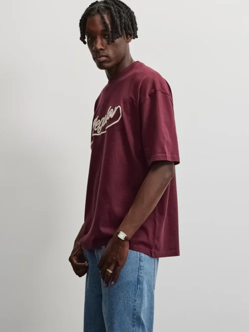 Το Pegador Bocairent Oversized Tee συνδυάζει άνεση και σύγχρονο streetwear στυλ. Η oversized γραμμή προσφέρει χαλαρή εφαρμογή, ενώ οι χαμηλωμένοι ώμοι ενισχύουν τη relaxed αισθητική του T-shirt.