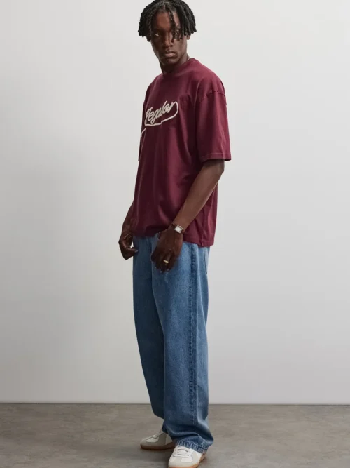 Το Pegador Bocairent Oversized Tee συνδυάζει άνεση και σύγχρονο streetwear στυλ. Η oversized γραμμή προσφέρει χαλαρή εφαρμογή, ενώ οι χαμηλωμένοι ώμοι ενισχύουν τη relaxed αισθητική του T-shirt.