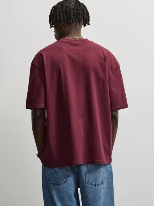 Το Pegador Bocairent Oversized Tee συνδυάζει άνεση και σύγχρονο streetwear στυλ. Η oversized γραμμή προσφέρει χαλαρή εφαρμογή, ενώ οι χαμηλωμένοι ώμοι ενισχύουν τη relaxed αισθητική του T-shirt.