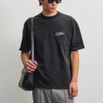 Το Pegador Harstad Oversized T-Shirt φέρνει αυθεντικό vintage χαρακτήρα σε ένα σύγχρονο streetwear σχέδιο. Η oversized γραμμή προσφέρει άνετη και χαλαρή εφαρμογή, ενώ οι χαμηλωμένοι ώμοι ενισχύουν τη relaxed αισθητική του T-shirt.