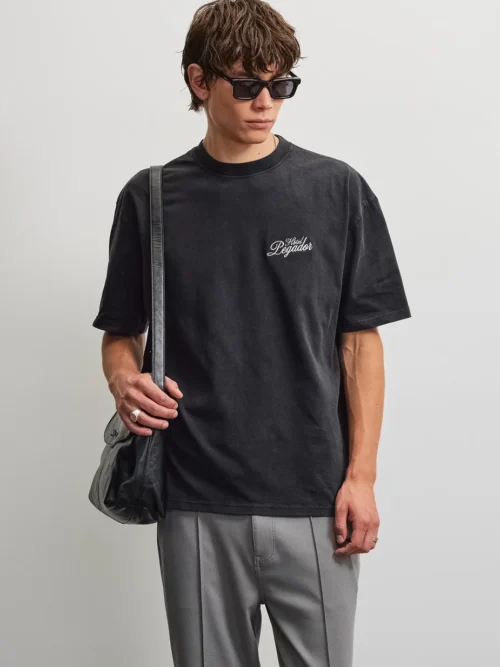 Το Pegador Harstad Oversized T-Shirt φέρνει αυθεντικό vintage χαρακτήρα σε ένα σύγχρονο streetwear σχέδιο. Η oversized γραμμή προσφέρει άνετη και χαλαρή εφαρμογή, ενώ οι χαμηλωμένοι ώμοι ενισχύουν τη relaxed αισθητική του T-shirt.