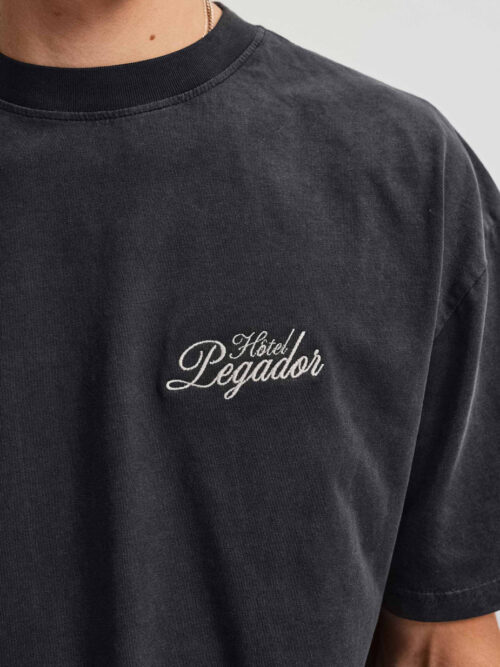 Το Pegador Harstad Oversized T-Shirt φέρνει αυθεντικό vintage χαρακτήρα σε ένα σύγχρονο streetwear σχέδιο. Η oversized γραμμή προσφέρει άνετη και χαλαρή εφαρμογή, ενώ οι χαμηλωμένοι ώμοι ενισχύουν τη relaxed αισθητική του T-shirt.