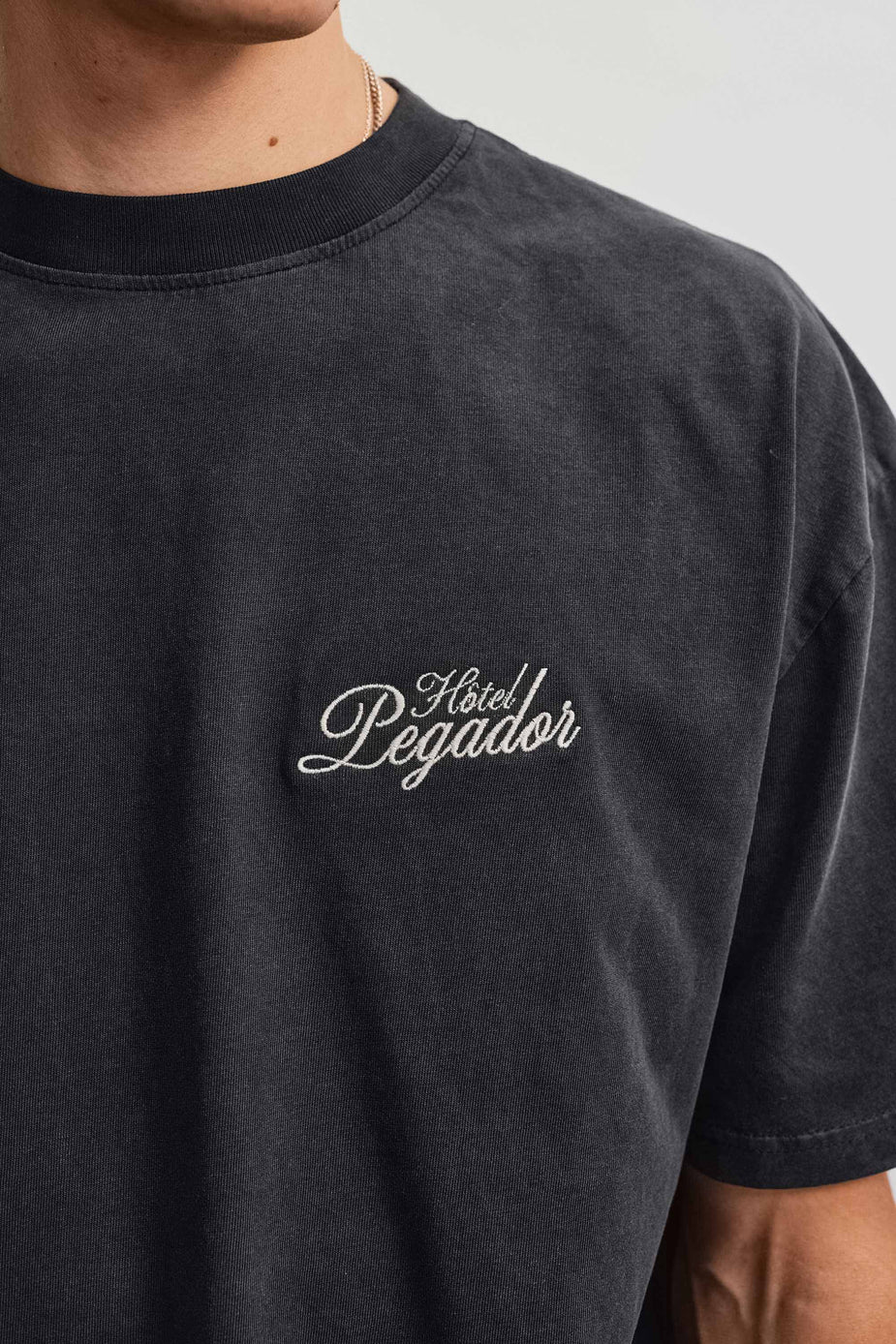 Το Pegador Harstad Oversized T-Shirt φέρνει αυθεντικό vintage χαρακτήρα σε ένα σύγχρονο streetwear σχέδιο. Η oversized γραμμή προσφέρει άνετη και χαλαρή εφαρμογή, ενώ οι χαμηλωμένοι ώμοι ενισχύουν τη relaxed αισθητική του T-shirt.