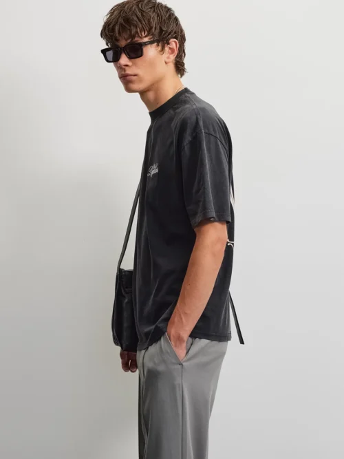 Το Pegador Harstad Oversized T-Shirt φέρνει αυθεντικό vintage χαρακτήρα σε ένα σύγχρονο streetwear σχέδιο. Η oversized γραμμή προσφέρει άνετη και χαλαρή εφαρμογή, ενώ οι χαμηλωμένοι ώμοι ενισχύουν τη relaxed αισθητική του T-shirt.