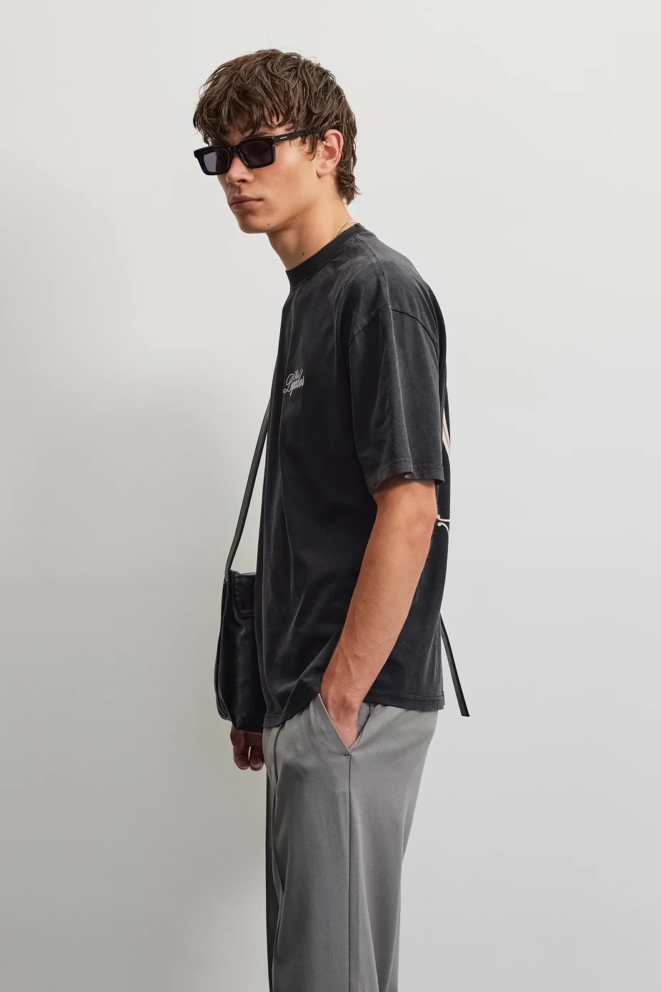 Το Pegador Harstad Oversized T-Shirt φέρνει αυθεντικό vintage χαρακτήρα σε ένα σύγχρονο streetwear σχέδιο. Η oversized γραμμή προσφέρει άνετη και χαλαρή εφαρμογή, ενώ οι χαμηλωμένοι ώμοι ενισχύουν τη relaxed αισθητική του T-shirt.