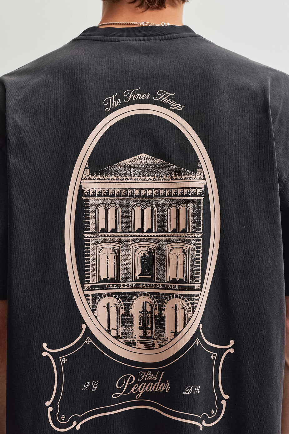 Το Pegador Harstad Oversized T-Shirt φέρνει αυθεντικό vintage χαρακτήρα σε ένα σύγχρονο streetwear σχέδιο. Η oversized γραμμή προσφέρει άνετη και χαλαρή εφαρμογή, ενώ οι χαμηλωμένοι ώμοι ενισχύουν τη relaxed αισθητική του T-shirt.