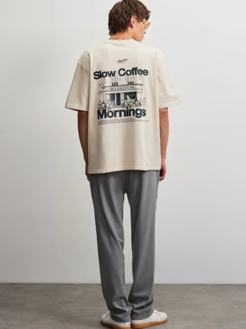 Το Pegador Massa Oversized T-Shirt συνδυάζει την άνεση με τη χαρακτηριστική streetwear αισθητική της Pegador. Η oversized γραμμή χαρίζει χαλαρή εφαρμογή, ενώ οι χαμηλωμένοι ώμοι ολοκληρώνουν το σύγχρονο και άνετο look.
