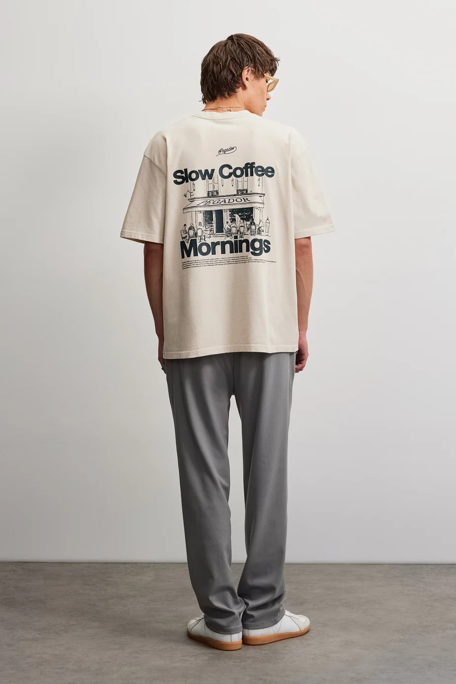 Το Pegador Massa Oversized T-Shirt συνδυάζει την άνεση με τη χαρακτηριστική streetwear αισθητική της Pegador. Η oversized γραμμή χαρίζει χαλαρή εφαρμογή, ενώ οι χαμηλωμένοι ώμοι ολοκληρώνουν το σύγχρονο και άνετο look.