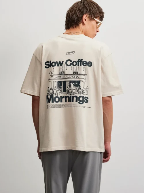 Το Pegador Massa Oversized T-Shirt συνδυάζει την άνεση με τη χαρακτηριστική streetwear αισθητική της Pegador. Η oversized γραμμή χαρίζει χαλαρή εφαρμογή, ενώ οι χαμηλωμένοι ώμοι ολοκληρώνουν το σύγχρονο και άνετο look.
