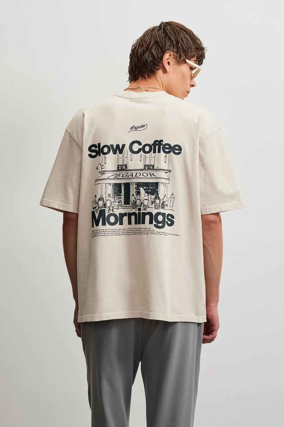 Το Pegador Massa Oversized T-Shirt συνδυάζει την άνεση με τη χαρακτηριστική streetwear αισθητική της Pegador. Η oversized γραμμή χαρίζει χαλαρή εφαρμογή, ενώ οι χαμηλωμένοι ώμοι ολοκληρώνουν το σύγχρονο και άνετο look.