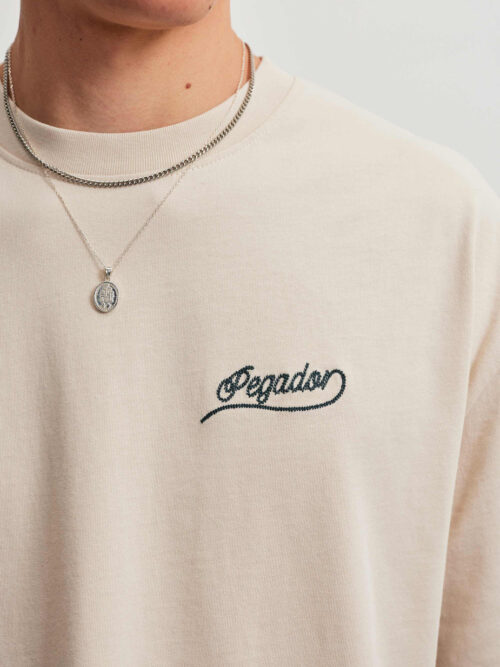 Το Pegador Massa Oversized T-Shirt συνδυάζει την άνεση με τη χαρακτηριστική streetwear αισθητική της Pegador. Η oversized γραμμή χαρίζει χαλαρή εφαρμογή, ενώ οι χαμηλωμένοι ώμοι ολοκληρώνουν το σύγχρονο και άνετο look.