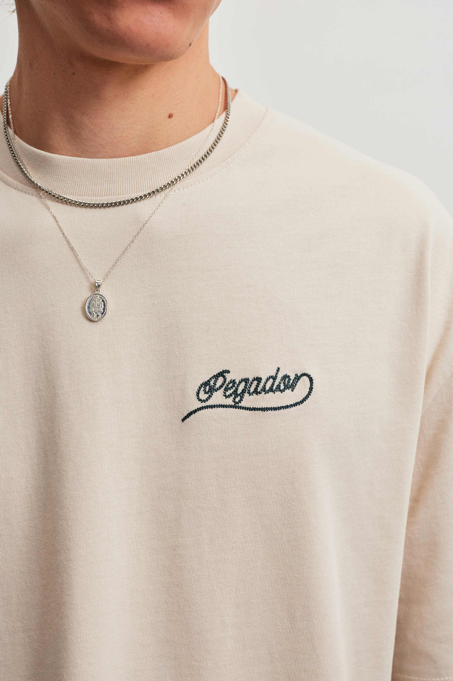 Το Pegador Massa Oversized T-Shirt συνδυάζει την άνεση με τη χαρακτηριστική streetwear αισθητική της Pegador. Η oversized γραμμή χαρίζει χαλαρή εφαρμογή, ενώ οι χαμηλωμένοι ώμοι ολοκληρώνουν το σύγχρονο και άνετο look.