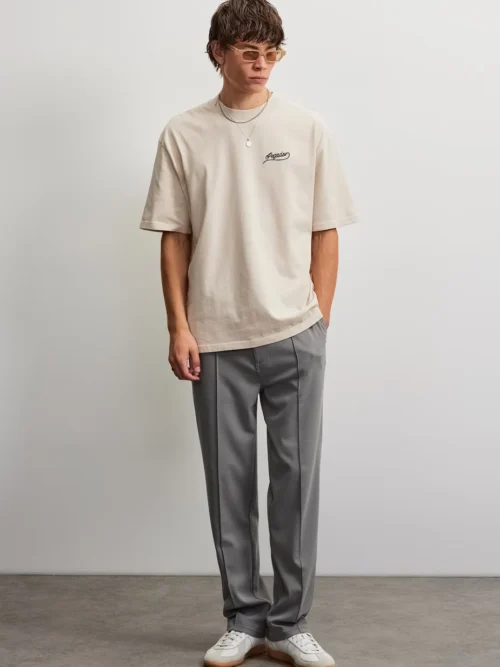 Το Pegador Massa Oversized T-Shirt συνδυάζει την άνεση με τη χαρακτηριστική streetwear αισθητική της Pegador. Η oversized γραμμή χαρίζει χαλαρή εφαρμογή, ενώ οι χαμηλωμένοι ώμοι ολοκληρώνουν το σύγχρονο και άνετο look.