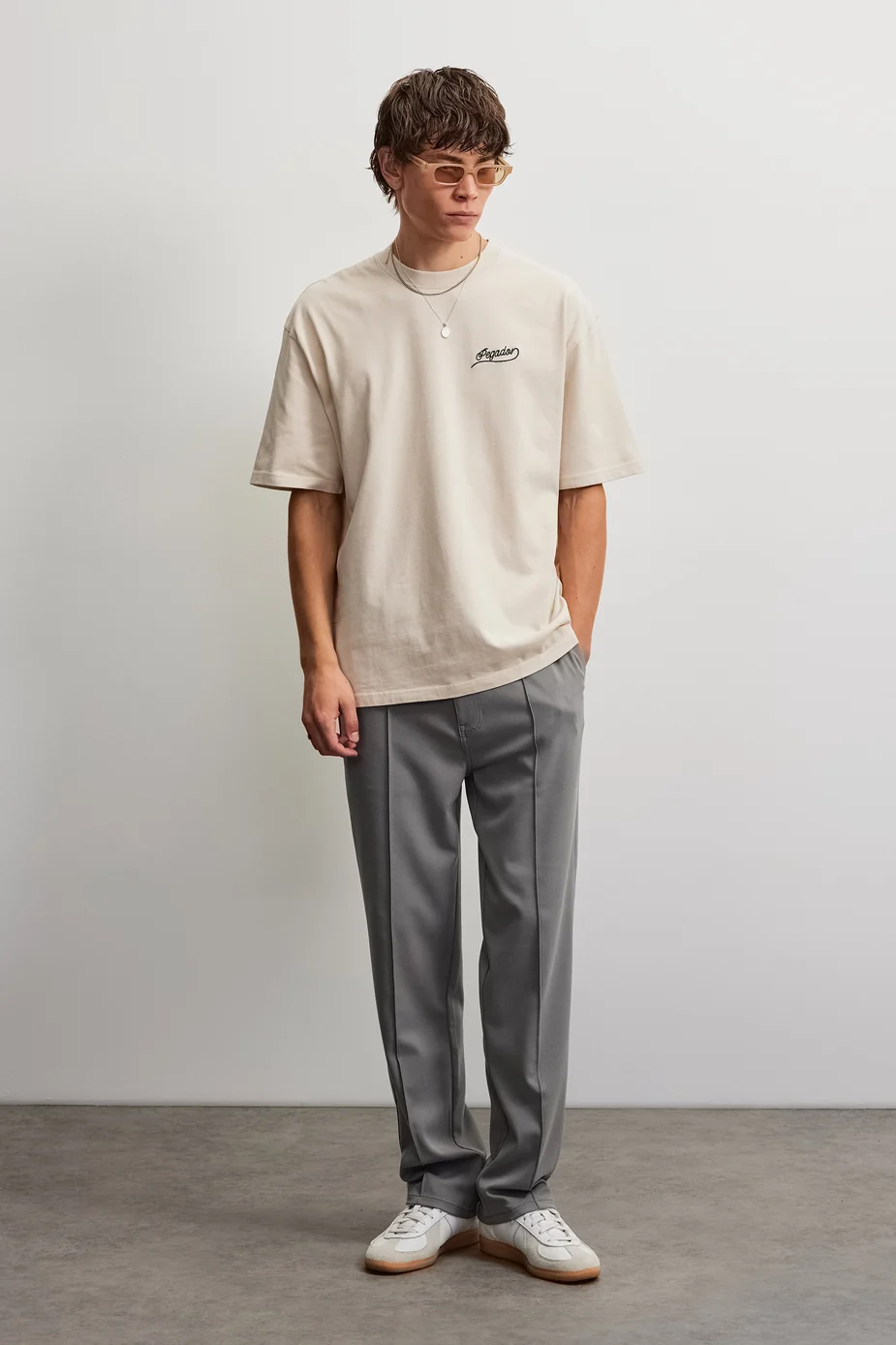 Το Pegador Massa Oversized T-Shirt συνδυάζει την άνεση με τη χαρακτηριστική streetwear αισθητική της Pegador. Η oversized γραμμή χαρίζει χαλαρή εφαρμογή, ενώ οι χαμηλωμένοι ώμοι ολοκληρώνουν το σύγχρονο και άνετο look.