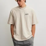 Το Pegador Massa Oversized T-Shirt συνδυάζει την άνεση με τη χαρακτηριστική streetwear αισθητική της Pegador. Η oversized γραμμή χαρίζει χαλαρή εφαρμογή, ενώ οι χαμηλωμένοι ώμοι ολοκληρώνουν το σύγχρονο και άνετο look.