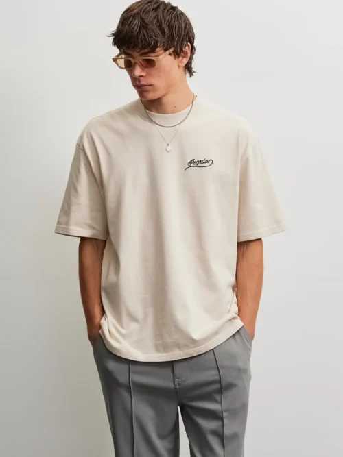 Το Pegador Massa Oversized T-Shirt συνδυάζει την άνεση με τη χαρακτηριστική streetwear αισθητική της Pegador. Η oversized γραμμή χαρίζει χαλαρή εφαρμογή, ενώ οι χαμηλωμένοι ώμοι ολοκληρώνουν το σύγχρονο και άνετο look.