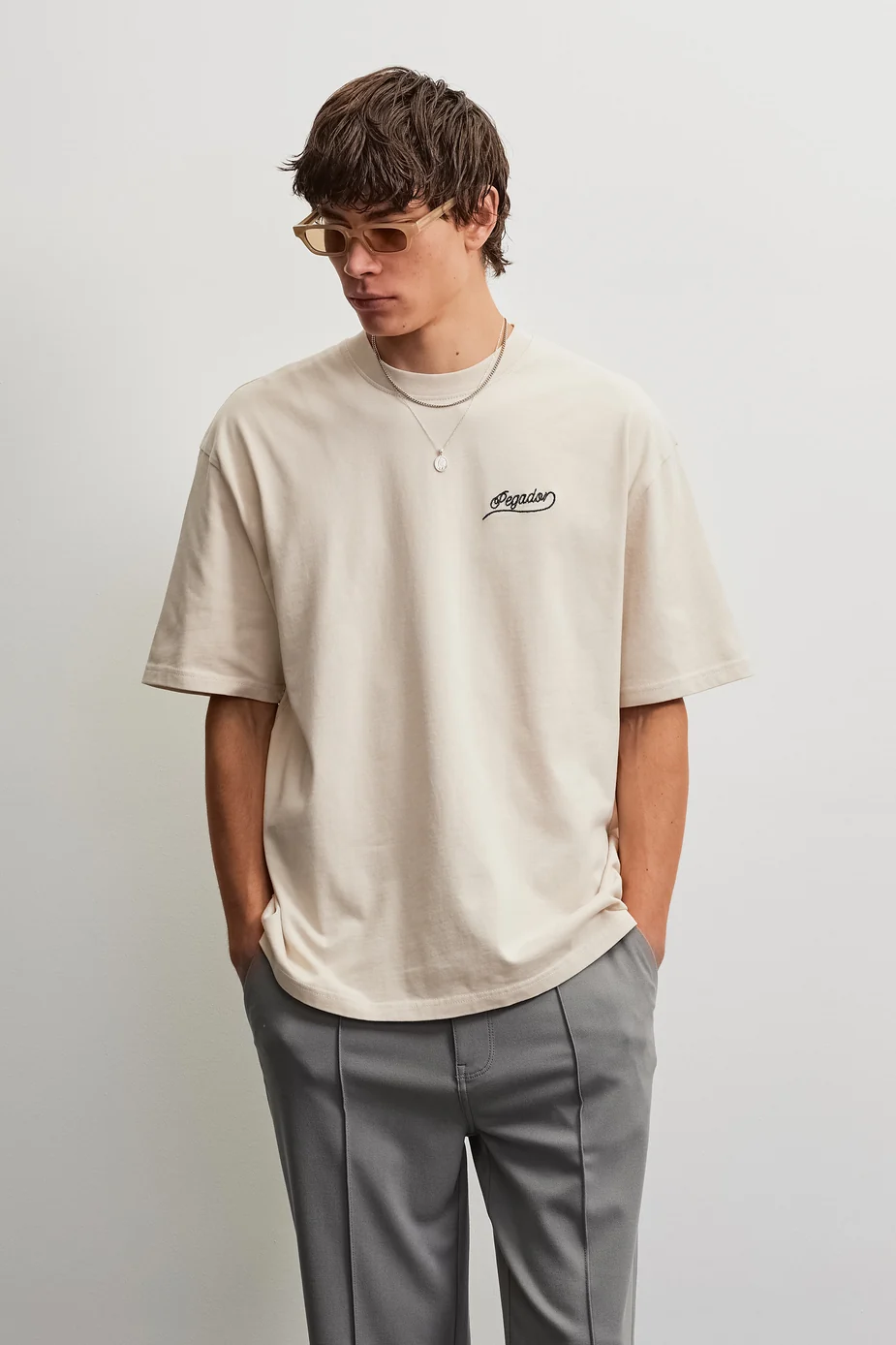 Το Pegador Massa Oversized T-Shirt συνδυάζει την άνεση με τη χαρακτηριστική streetwear αισθητική της Pegador. Η oversized γραμμή χαρίζει χαλαρή εφαρμογή, ενώ οι χαμηλωμένοι ώμοι ολοκληρώνουν το σύγχρονο και άνετο look.