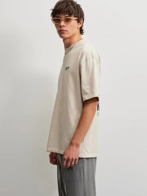Το Pegador Massa Oversized T-Shirt συνδυάζει την άνεση με τη χαρακτηριστική streetwear αισθητική της Pegador. Η oversized γραμμή χαρίζει χαλαρή εφαρμογή, ενώ οι χαμηλωμένοι ώμοι ολοκληρώνουν το σύγχρονο και άνετο look.