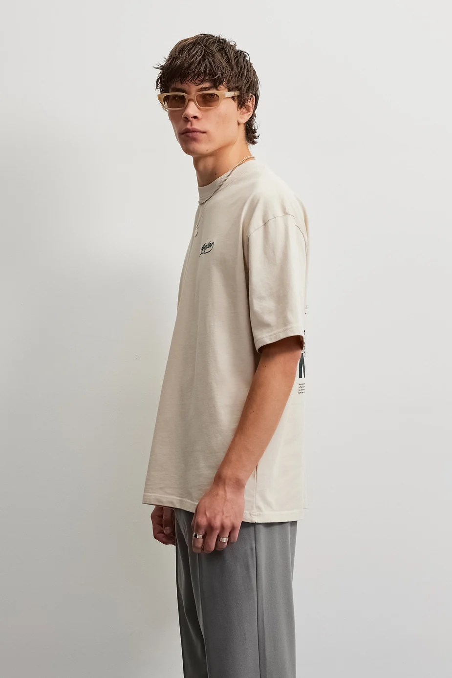 Το Pegador Massa Oversized T-Shirt συνδυάζει την άνεση με τη χαρακτηριστική streetwear αισθητική της Pegador. Η oversized γραμμή χαρίζει χαλαρή εφαρμογή, ενώ οι χαμηλωμένοι ώμοι ολοκληρώνουν το σύγχρονο και άνετο look.