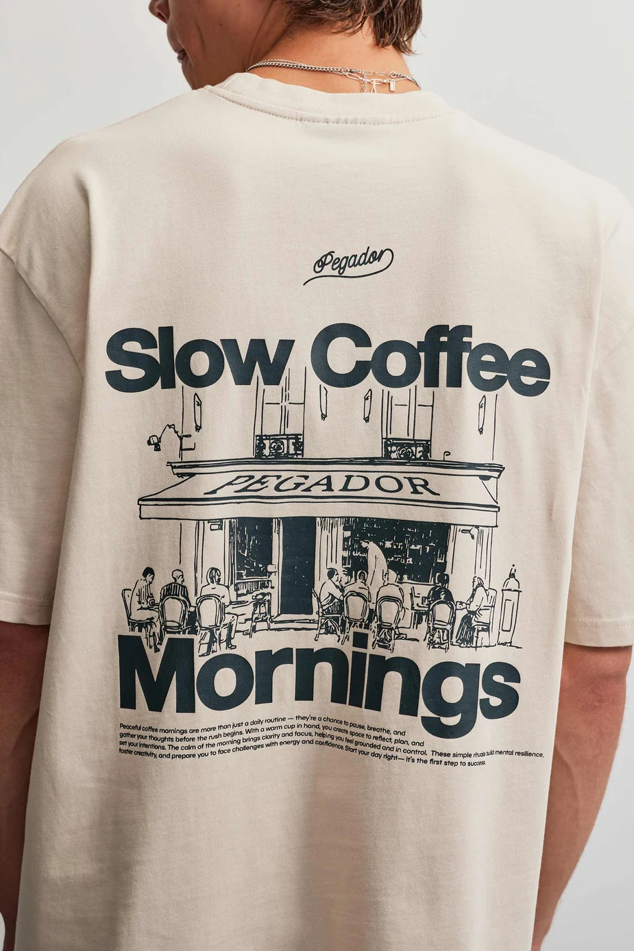 Το Pegador Massa Oversized T-Shirt συνδυάζει την άνεση με τη χαρακτηριστική streetwear αισθητική της Pegador. Η oversized γραμμή χαρίζει χαλαρή εφαρμογή, ενώ οι χαμηλωμένοι ώμοι ολοκληρώνουν το σύγχρονο και άνετο look.