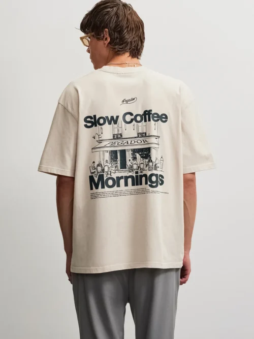 Το Pegador Massa Oversized T-Shirt συνδυάζει την άνεση με τη χαρακτηριστική streetwear αισθητική της Pegador. Η oversized γραμμή χαρίζει χαλαρή εφαρμογή, ενώ οι χαμηλωμένοι ώμοι ολοκληρώνουν το σύγχρονο και άνετο look.