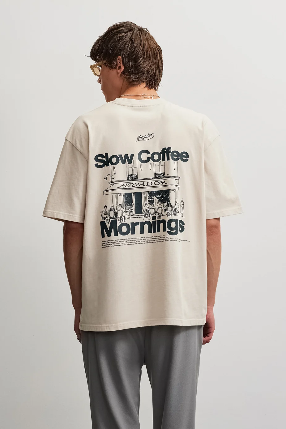 Το Pegador Massa Oversized T-Shirt συνδυάζει την άνεση με τη χαρακτηριστική streetwear αισθητική της Pegador. Η oversized γραμμή χαρίζει χαλαρή εφαρμογή, ενώ οι χαμηλωμένοι ώμοι ολοκληρώνουν το σύγχρονο και άνετο look.