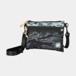Το Santa Cruz Cruz Side Bag συνδυάζει πρακτικότητα, ανθεκτικότητα και αυθεντικό streetwear στυλ.