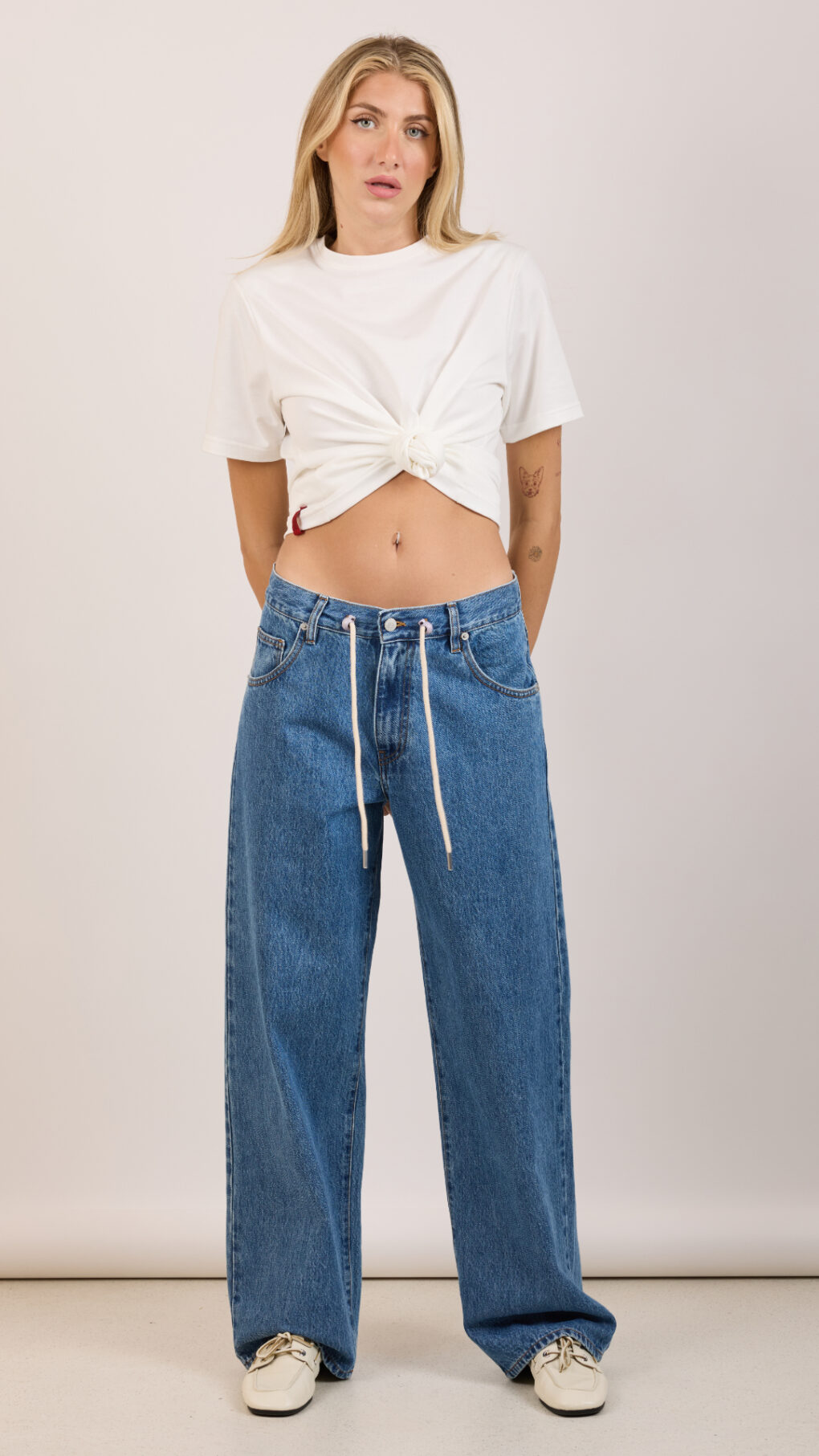 Το Delia Jeans συνδυάζει τις σύγχρονες denim τάσεις με την άνεση και την ευελιξία.