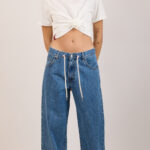 Το Delia Jeans συνδυάζει τις σύγχρονες denim τάσεις με την άνεση και την ευελιξία.