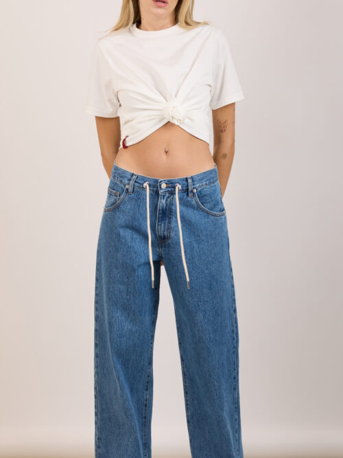 Το Delia Jeans συνδυάζει τις σύγχρονες denim τάσεις με την άνεση και την ευελιξία.