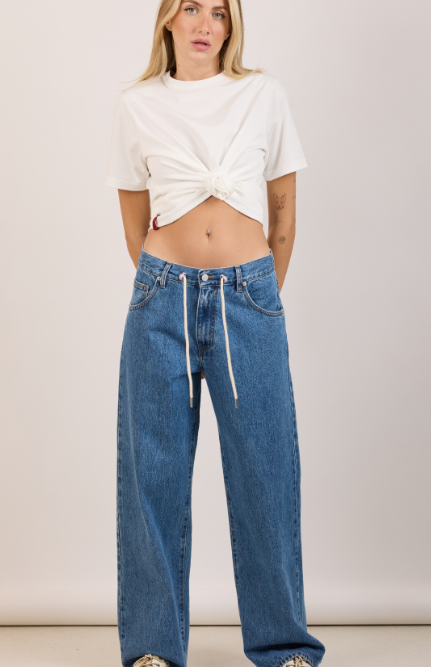 Το Delia Jeans συνδυάζει τις σύγχρονες denim τάσεις με την άνεση και την ευελιξία.