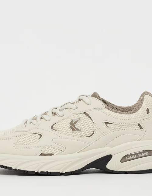 Τα Karl Kani Prime Runner 2 GS συνδυάζουν μοντέρνο streetwear στιλ με αθλητικό σχεδιασμό, αποτελώντας μια ιδανική επιλογή για καθημερινές εμφανίσεις.