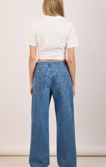 Το Delia Jeans συνδυάζει τις σύγχρονες denim τάσεις με την άνεση και την ευελιξία.