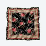 Ανακαλύψτε το Imperial Scarf της Peace + Chaos, ένα εντυπωσιακό σατέν μαντήλι που συνδυάζει τη μυστηριώδη gothic αισθητική με καλλιτεχνικές αναφορές στη μεσαιωνική τέχνη και τη διαχρονική ομορφιά της φύσης.